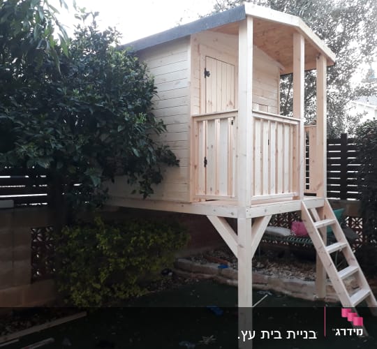 בית עץ מוגבה עם סולם בגינה